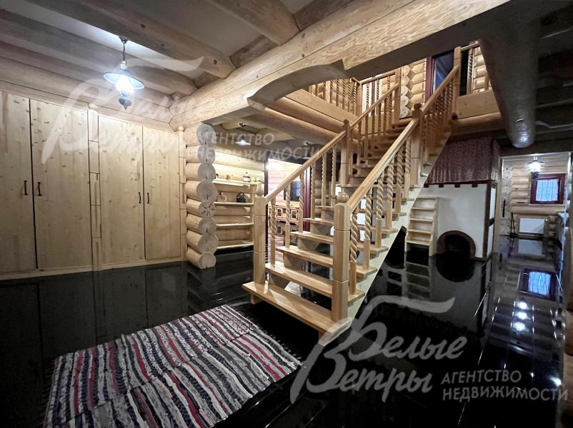 Стены и вся мебель в доме – из натурального дерева, пол на 1-м этаже - с подогревом