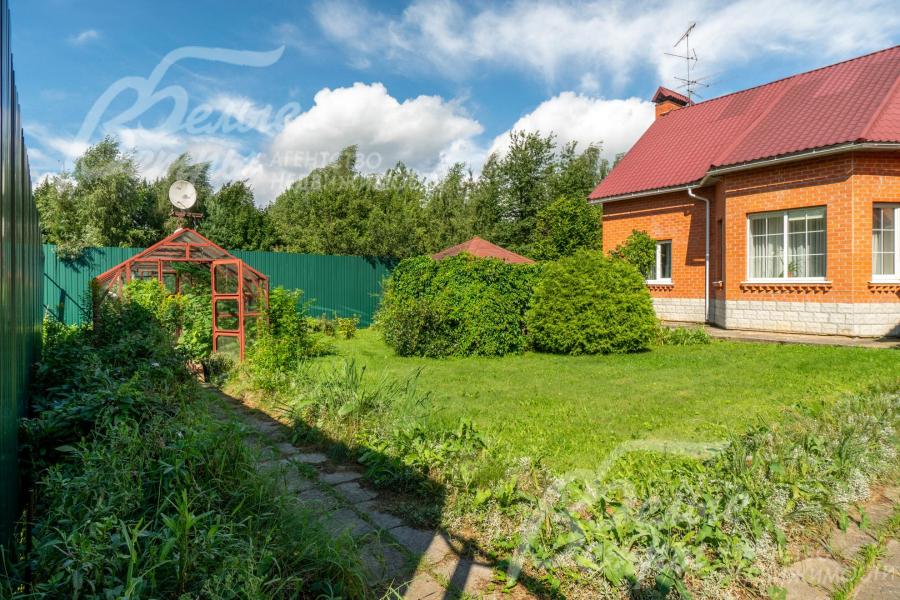 На участке беседка 9 кв.м., хозблок 29 кв.м, теплица