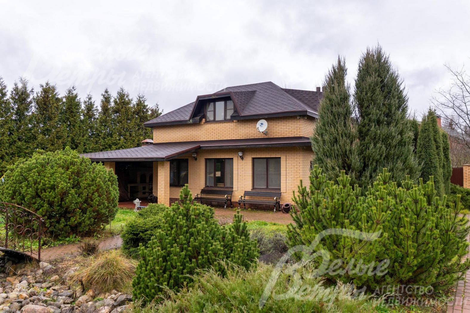 На участке построен двухэтажный гостевой дом с квартирой для гостей или персонала