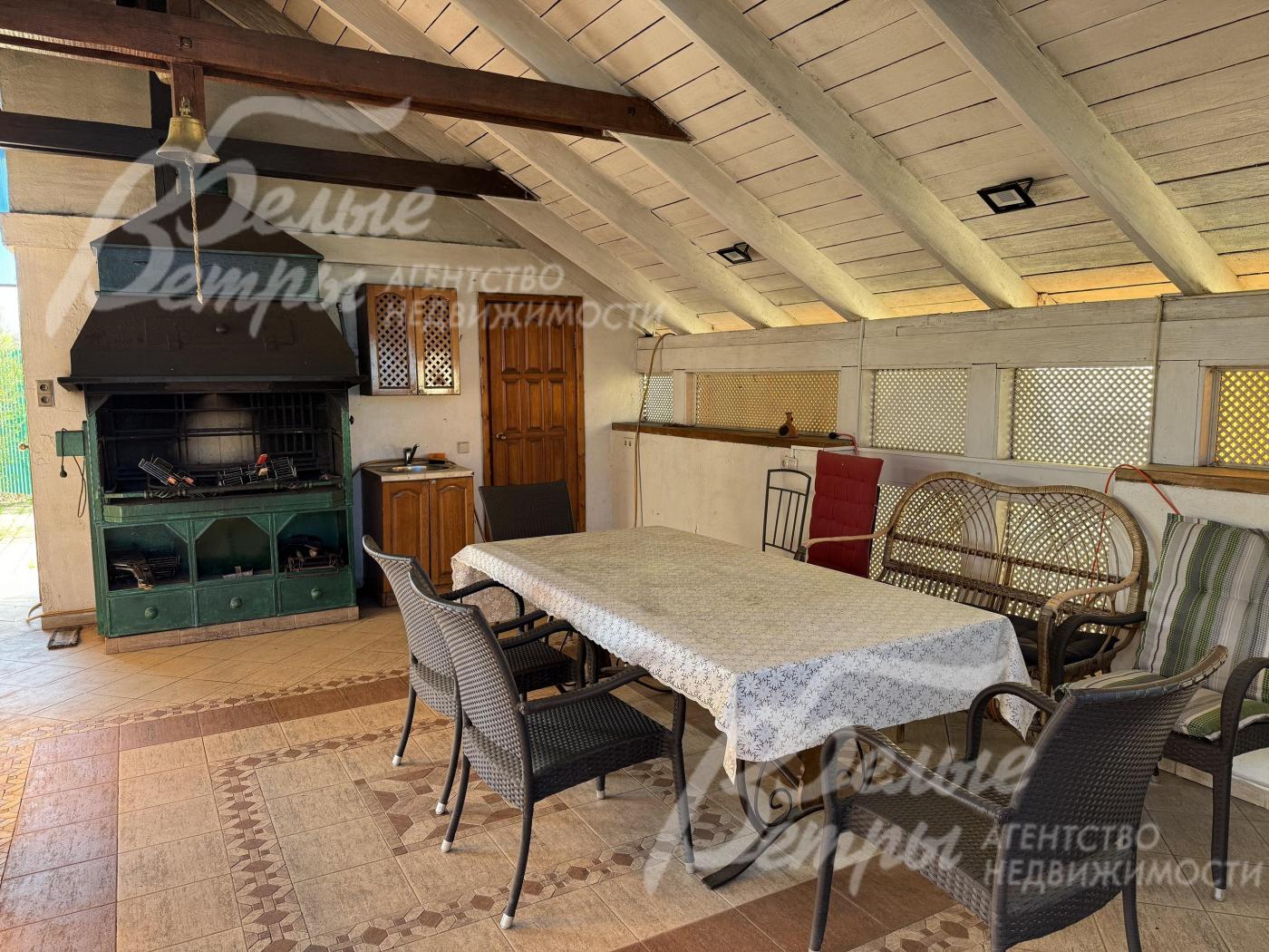 В крытой столовой - мангал и дровница, отдельный санузел