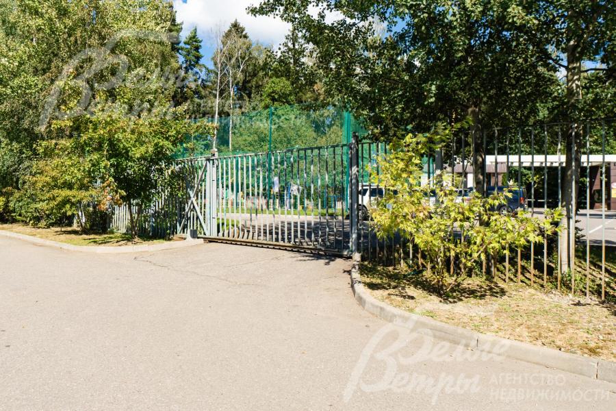 Территория поселка охраняется.