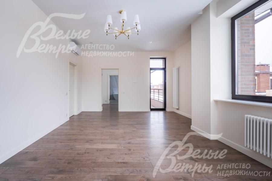 Мастер-спальня с выходом на балкон