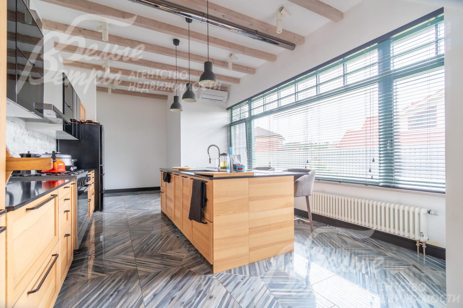 Кухня - с островом (мойка - на острове), есть вся необходимая встроенная бытовая техника