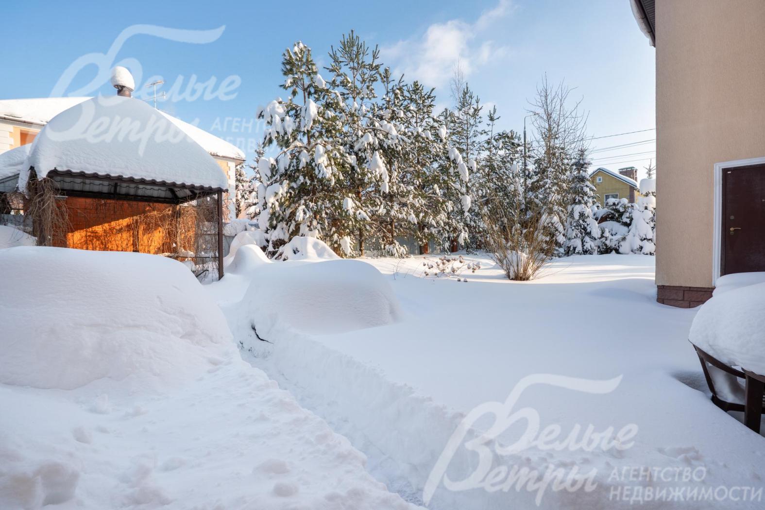 На участке оборудована площадка для барбекю, высажены разнообразные деревья и кустарники