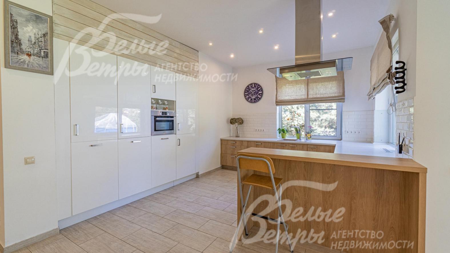 Установлен кухонных гарнитур со встроенной техникой