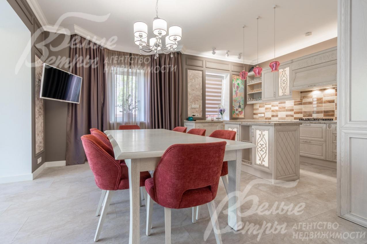 Кухня укомплектована всей необходимой встроенной техникой, включая 2 холодильника, посуд.машину, СВЧ (Siemens, Asco, Bosch)