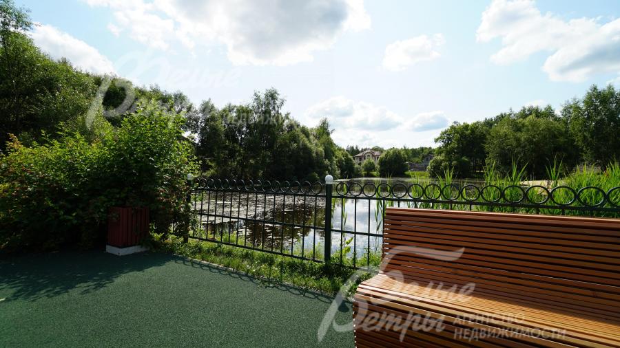 В поселке озеро