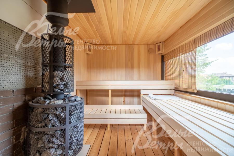 В бане - русская чугунная топка, оригинальная печь с дисперсным паром, парилка - из липы (с окном)