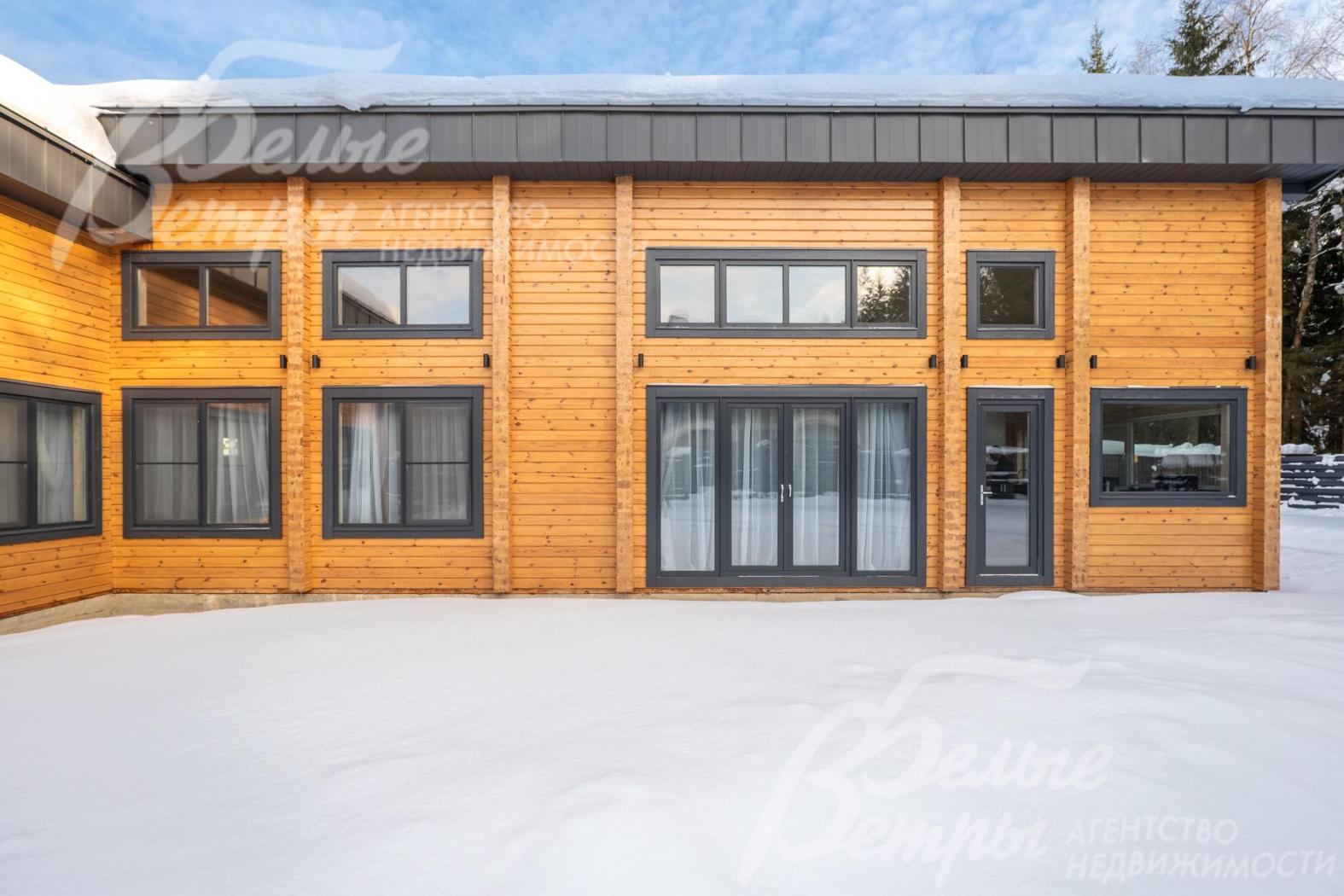 Внешние стены покрашены в цвет орех, окна - в контрастном цвете графит, гармонируют с кровлей