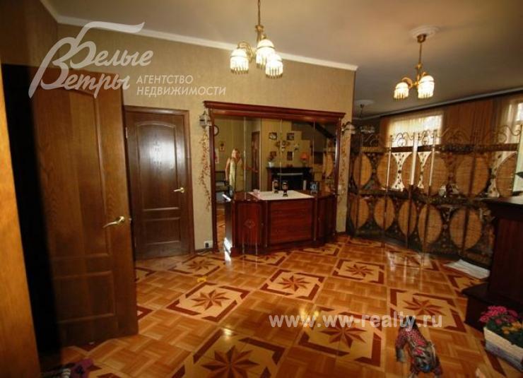 Полы отделаны кафелем и ламинатом.