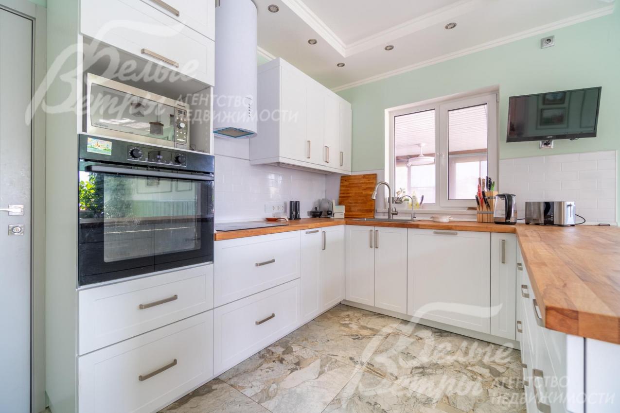 На кухне установлен функциональный гарнитур со встроенной бытовой техникой