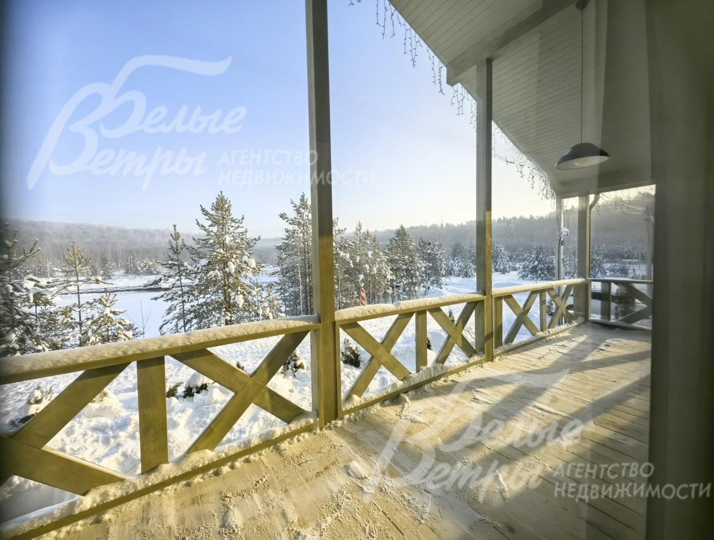 Вид с террасы на пруд и лес