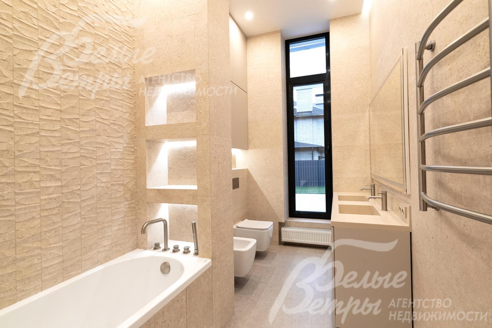 Санузел - с высоким окном и эффектной подсветкой