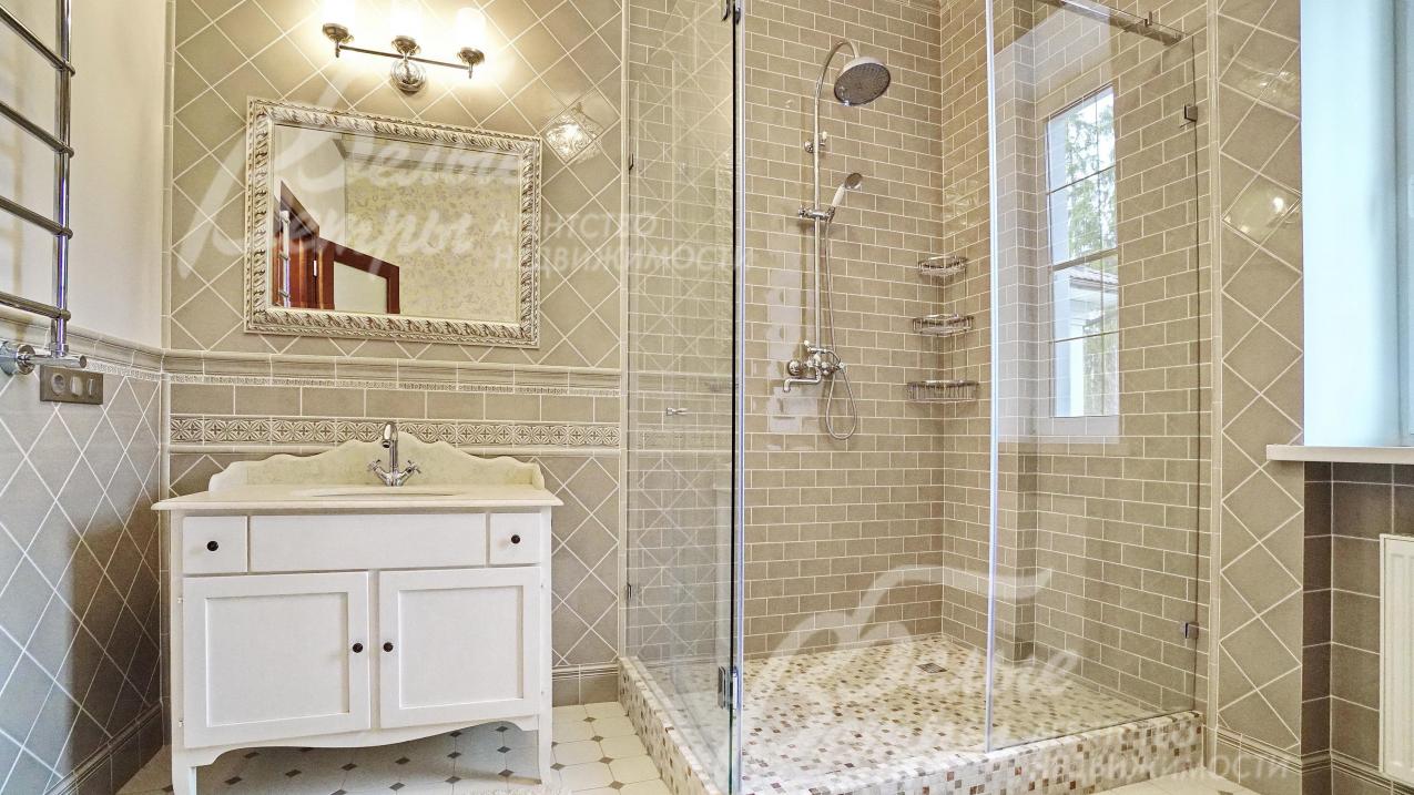 Вся сантехника установлена ведущих брендов: Villeroy&Boch (Германия),  Kohler (Германия), Flaminia (Италия), Azzurra (Италия), Roca