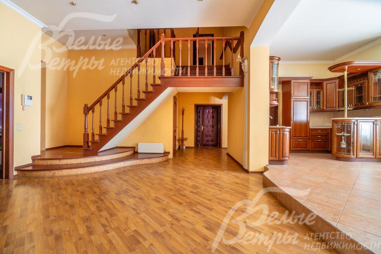 Лестница на металлическом каркасе, отделка лиственницей