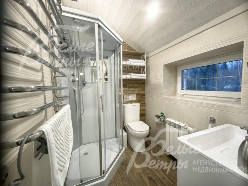Санузел с душевой в гостевом доме