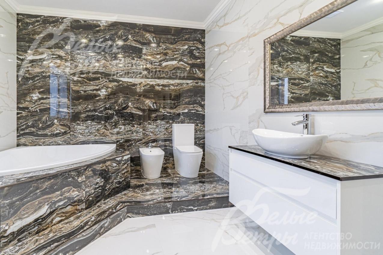 Отделка крупноформатной плиткой под мрамор. 