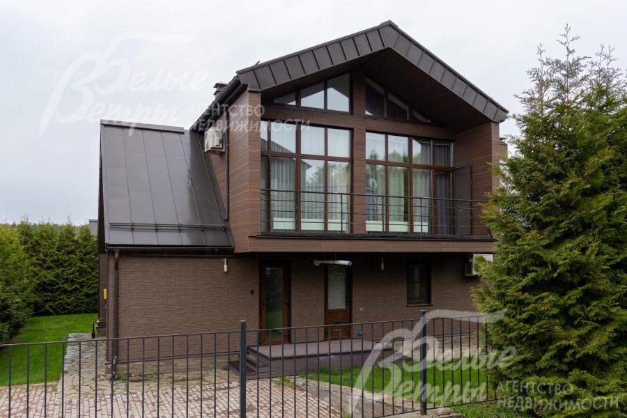 Во всех комнатах дома панорамное остекление.