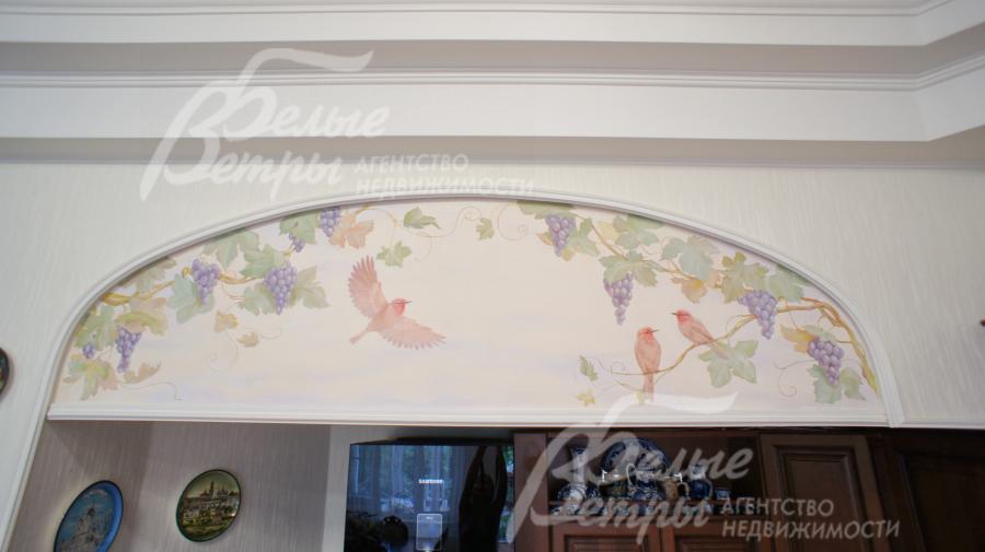 Стены оформлены элементами ручной художественной росписи