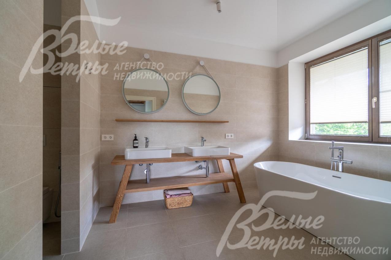 Санузел первой мастер-спальни с душевой и ванной