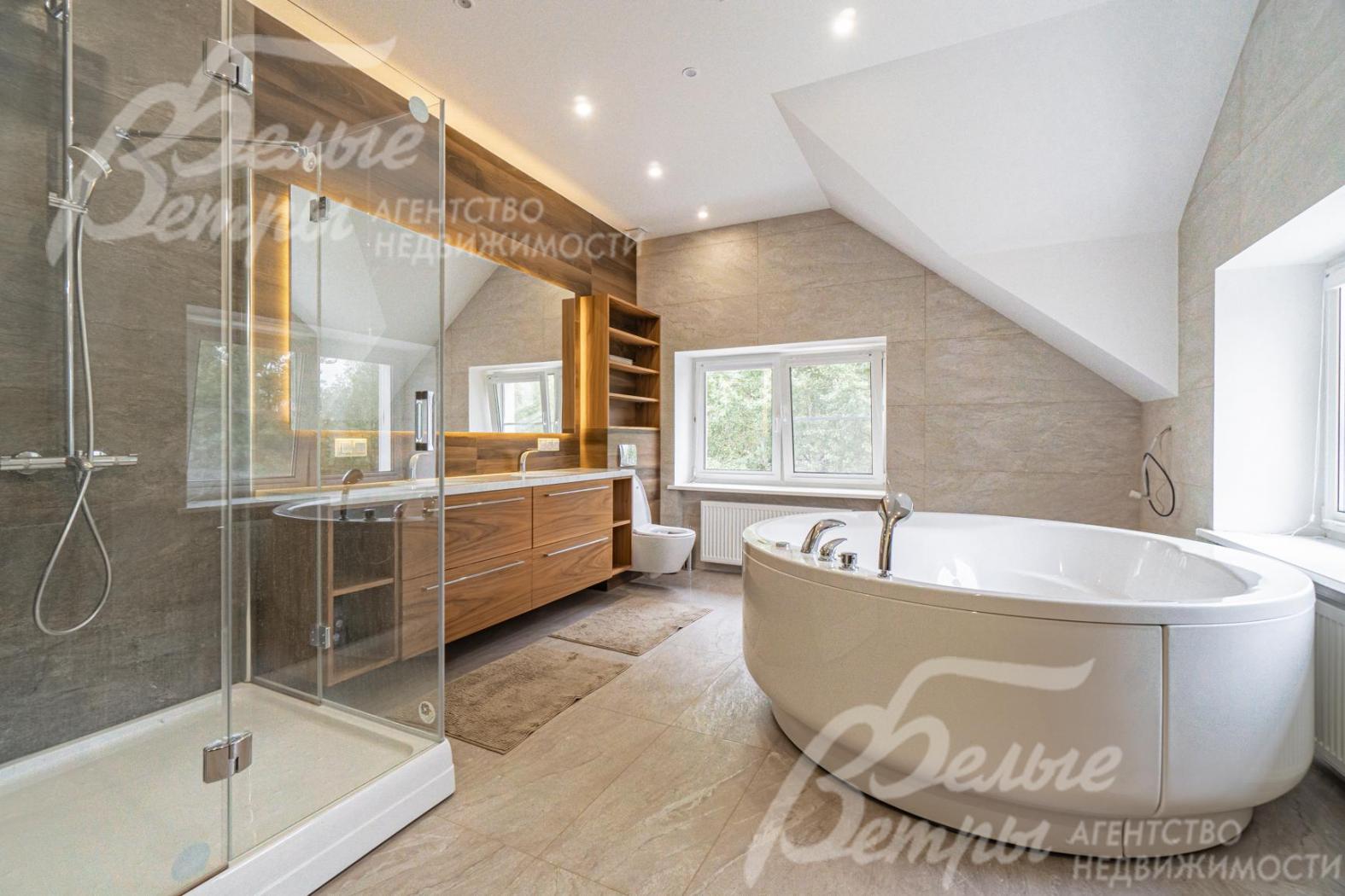 Ванная комната в мастер-спальне