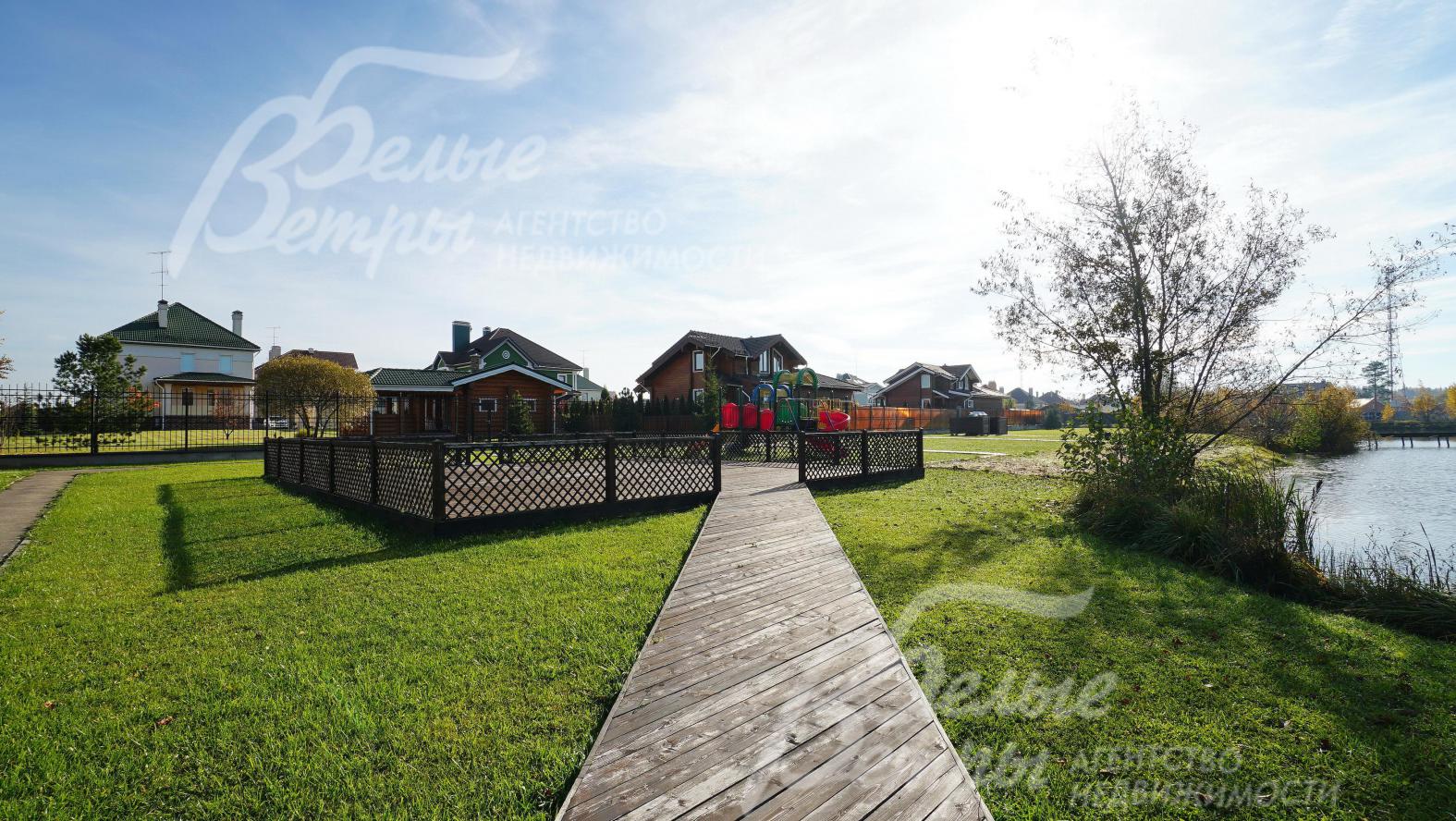 Прогулочная зона на берегу пруда