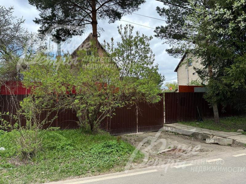 Весь участок огорожен 