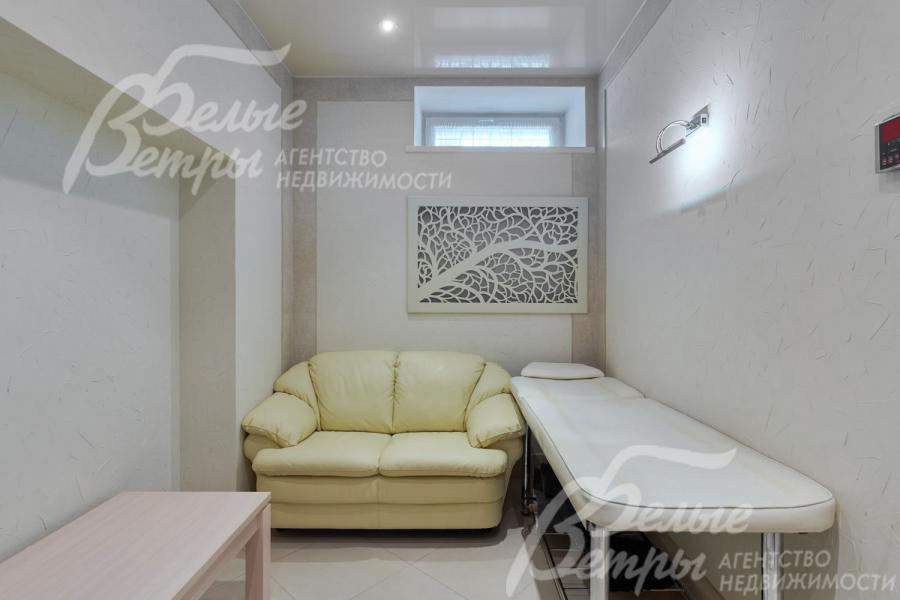 Спа-зона: комната для отдыха с массажной кушеткой