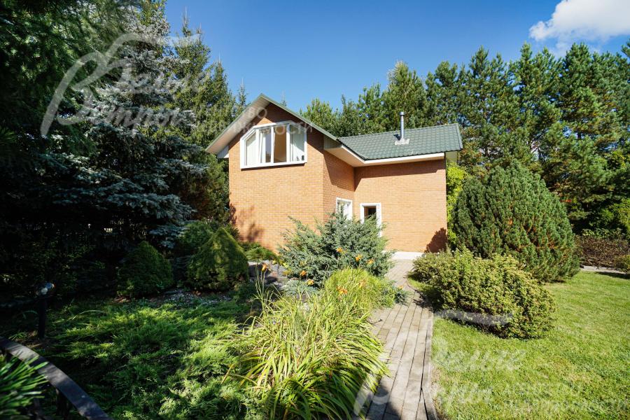 Высажен газон, дорожки уложены плиткой