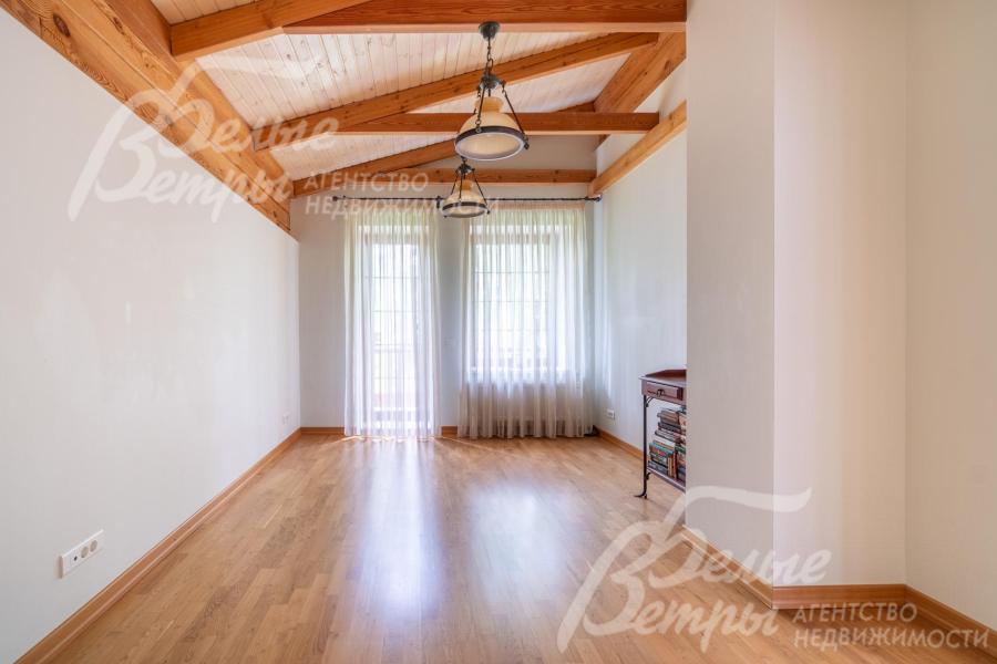 Потолки 2-го этажа также декорированы деревянными балками