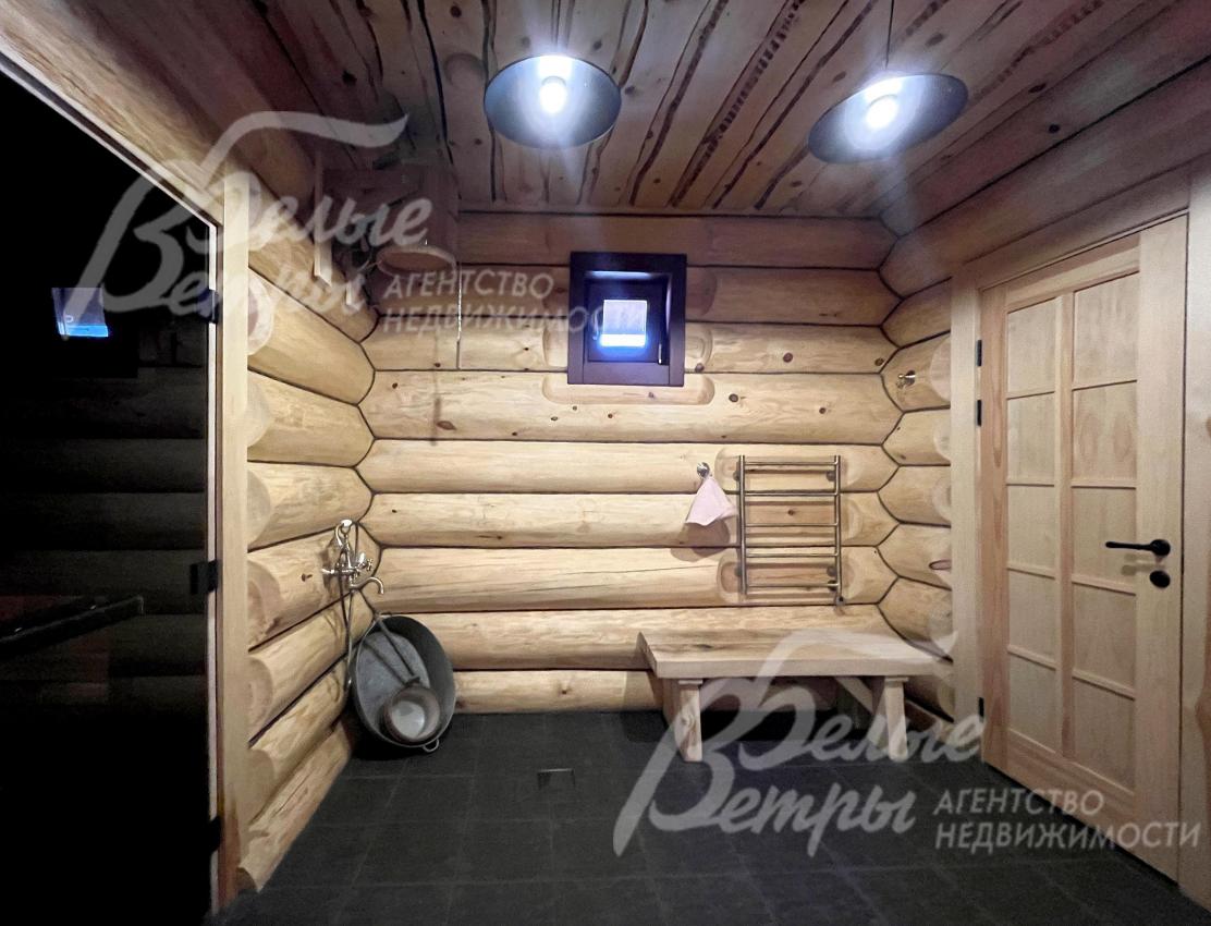 Баня 90 кв.м построена из бревен в едином архитектурном стиле с основным домом