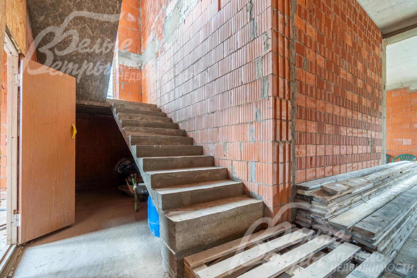 На второй этаж ведёт железобетонная монолитная лестница