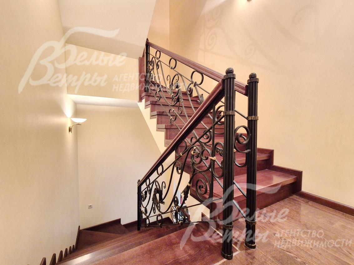 Ограждения лестницы выполнены из художественной ковки.
