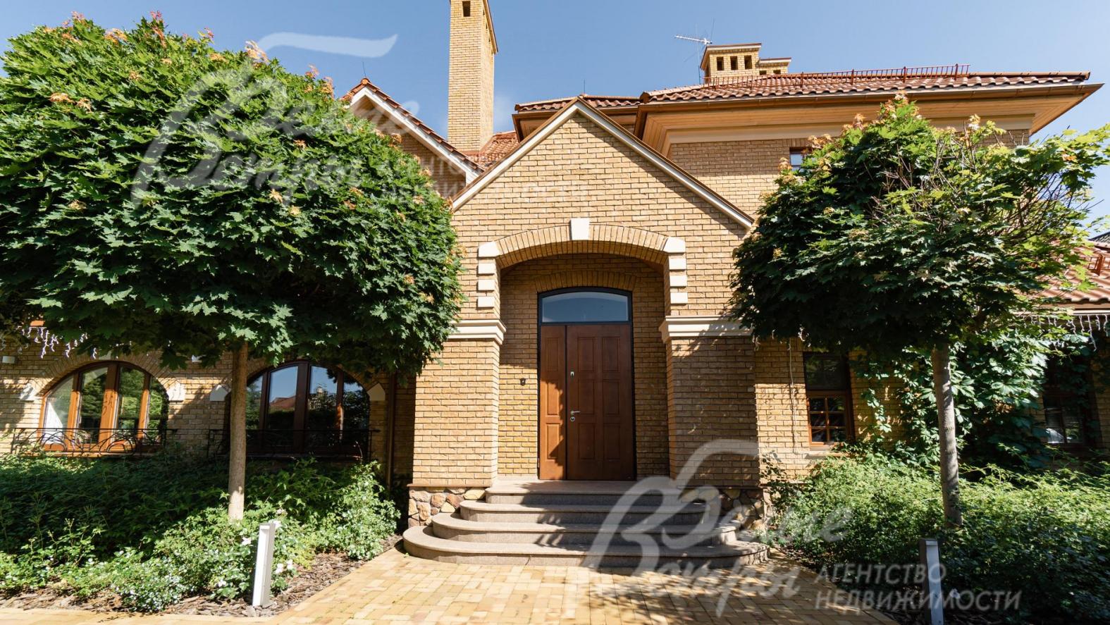 Парадный вход в дом, дорожки и стоянка вымощенные из клинкерной брусчатки