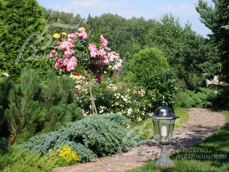 Весь ландшафтный дизайн разработан и выполнен сотрудником Главного Ботанического Сада Москвы им. Н.В. Цицина