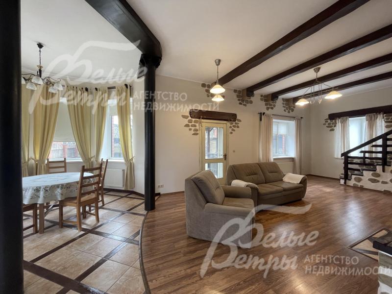 Зона столовой с эркером, из гостиной выход на участок