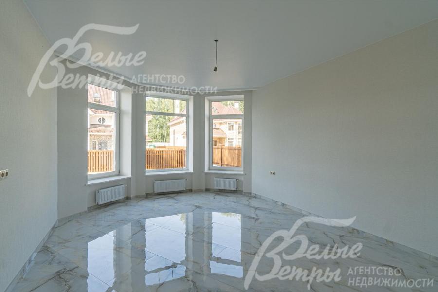 Отделка дома в светлых тонах дорогими материалами