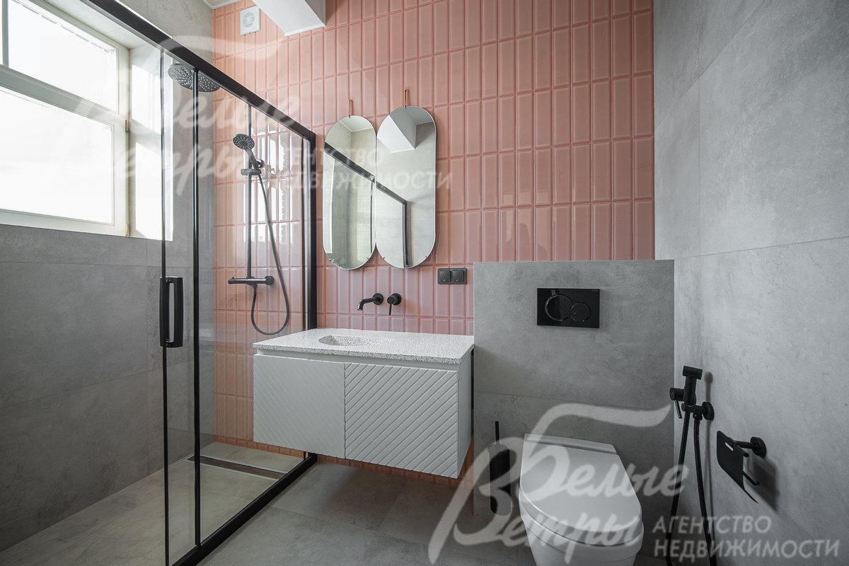 Санузел с душем при спальне