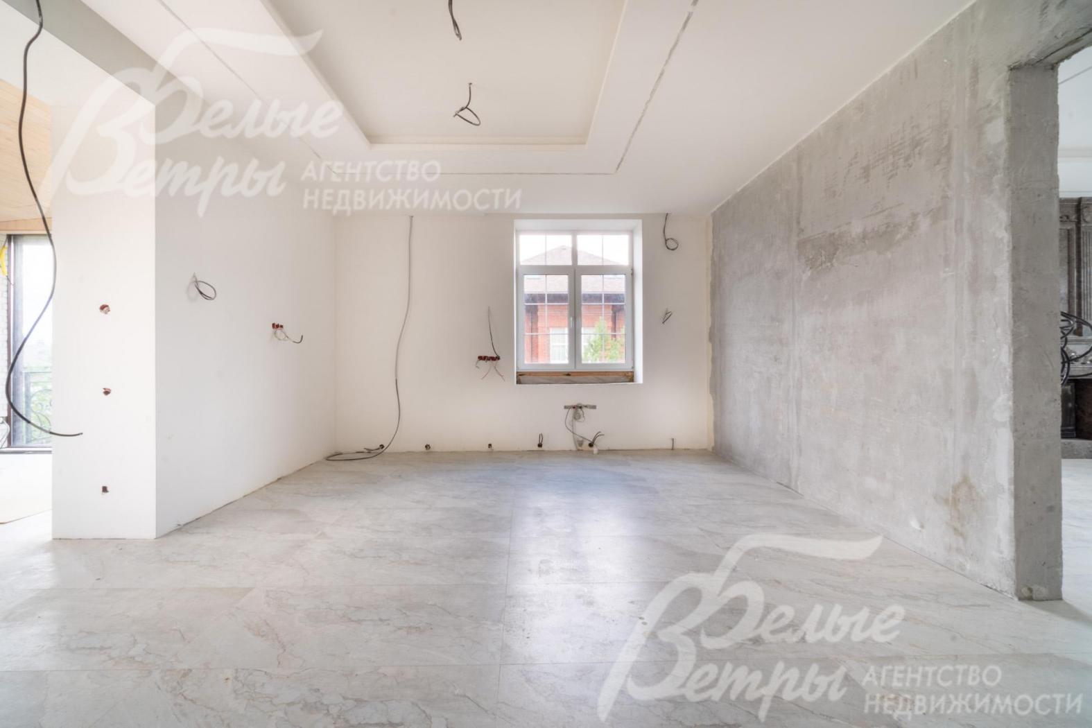 В доме выполнена отделка в светло-серых тонах (за исключением окраски стен на первом этаже в общим помещениях)