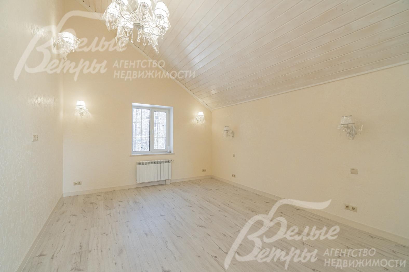 Потолки в спальнях 2-го этажа отделаны евровагонкой.  