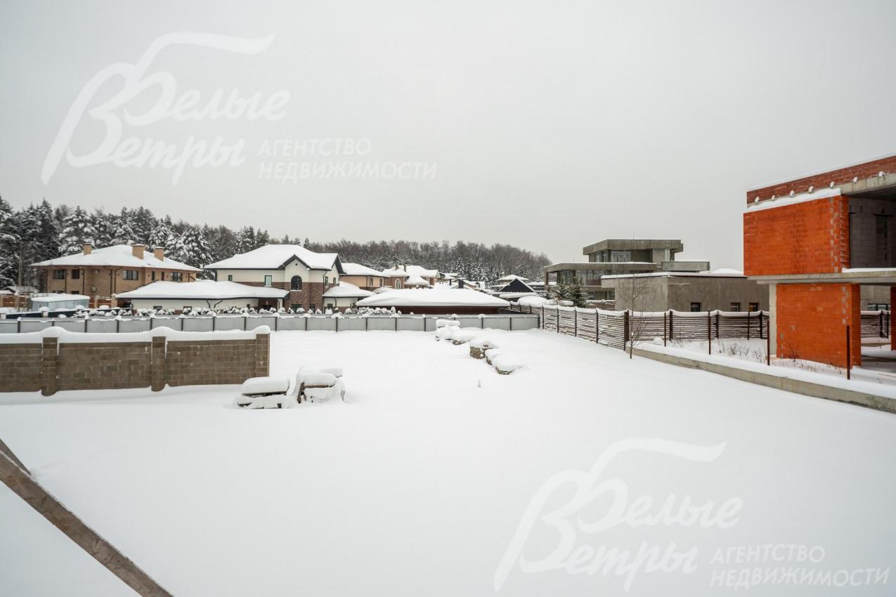 Дом стоит на просторном ровном участке, освобождённом от деревьев