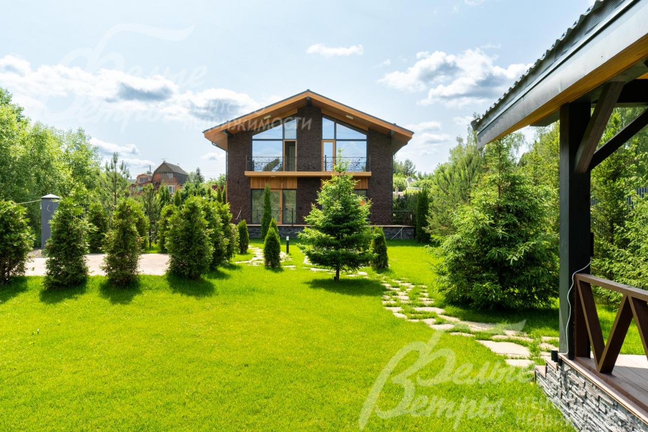 Вдоль дорожки из главного дома в летнюю беседку высажены туи и ели