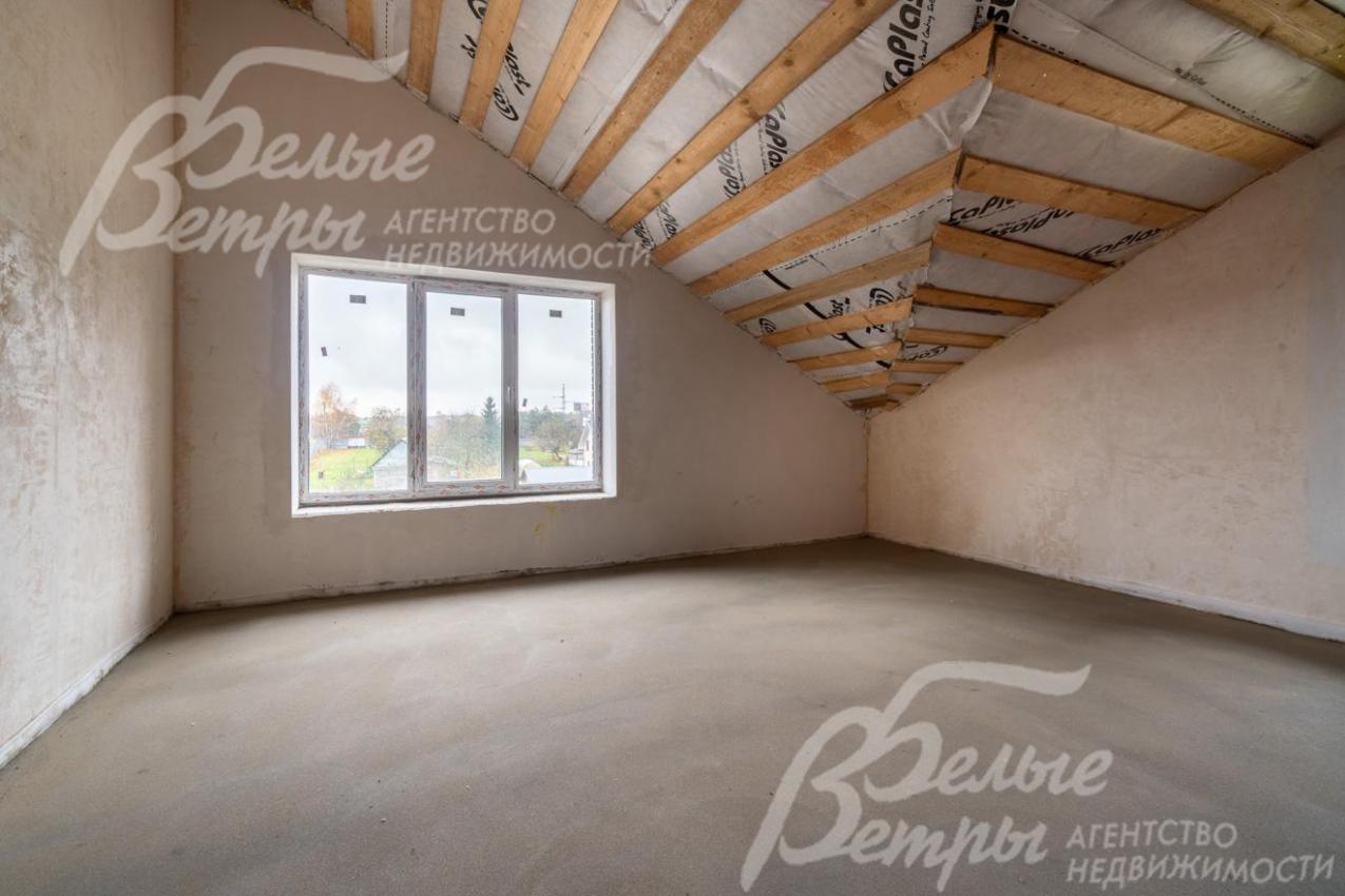 Наклонённые стены, мягкий свет из просторных окон, панорамный вид - всё это делает мансарду идеальным местом для отдыха или работы