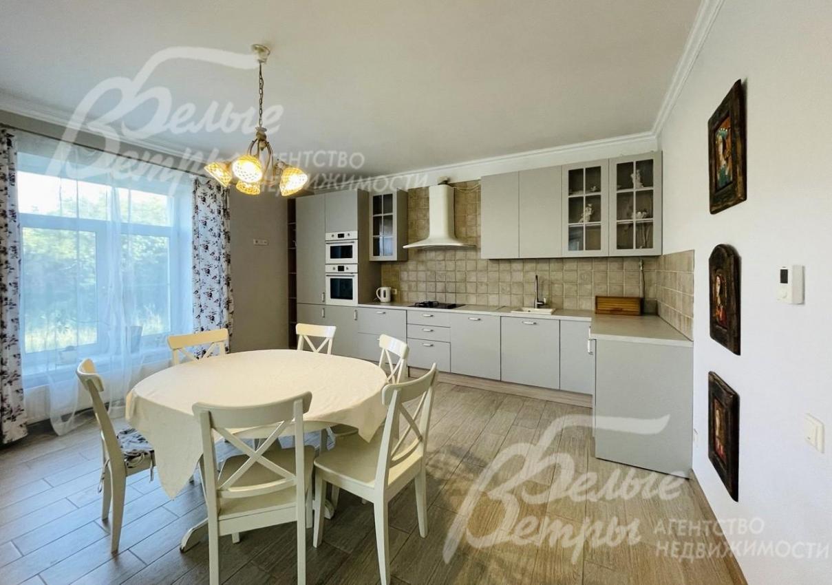 Кухня-столовая в светлых тонах.