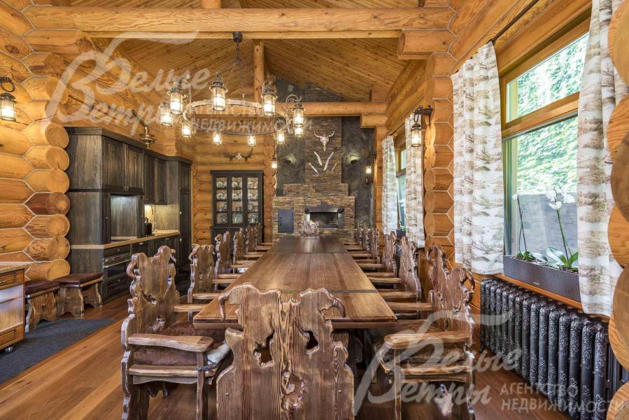 Дубовый стол ручной работы и резные стулья