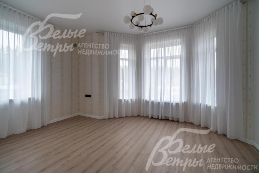 Спальня с нестандартной планировкой на втором этаже