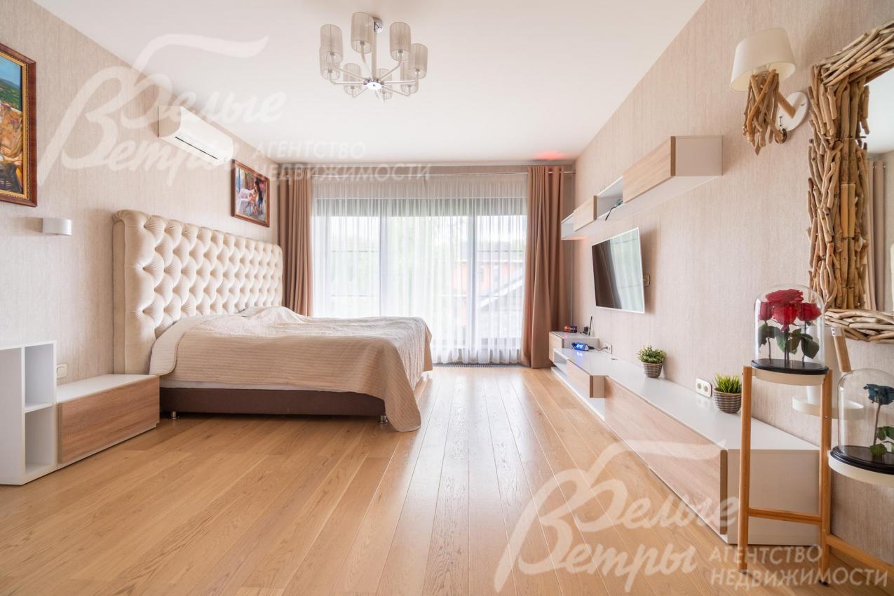 Просторная спальня на втором этаже с большим окном в пол