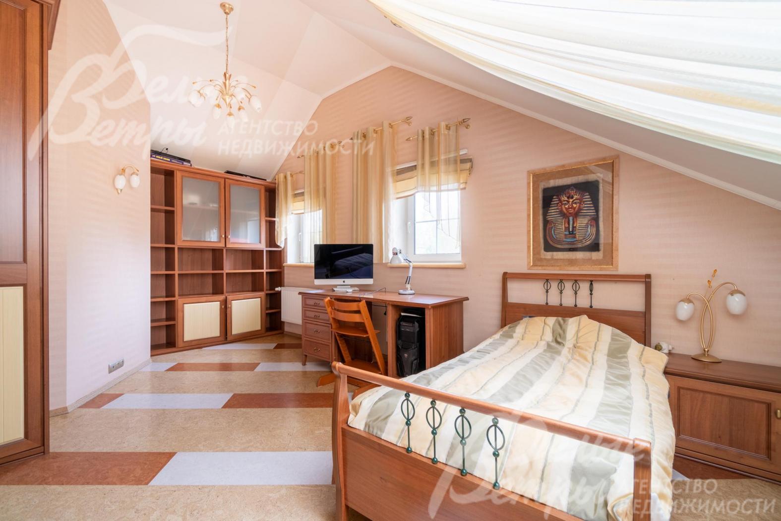 Одна из спален на мансардном этаже - полностью укомплектована мебелью