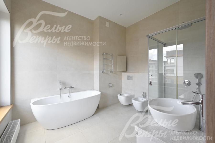 Санузел при мастер-спальне с ванной и душевой кабиной