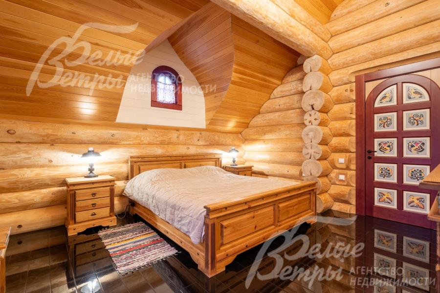 В доме - 3 мастер-спальни на 2-м этаже с собственными гардеробными и санузлами